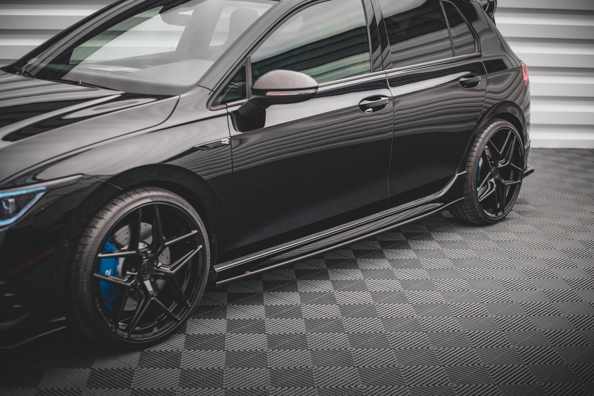 Sarja jakautujia Volkswagen Golf R MK8