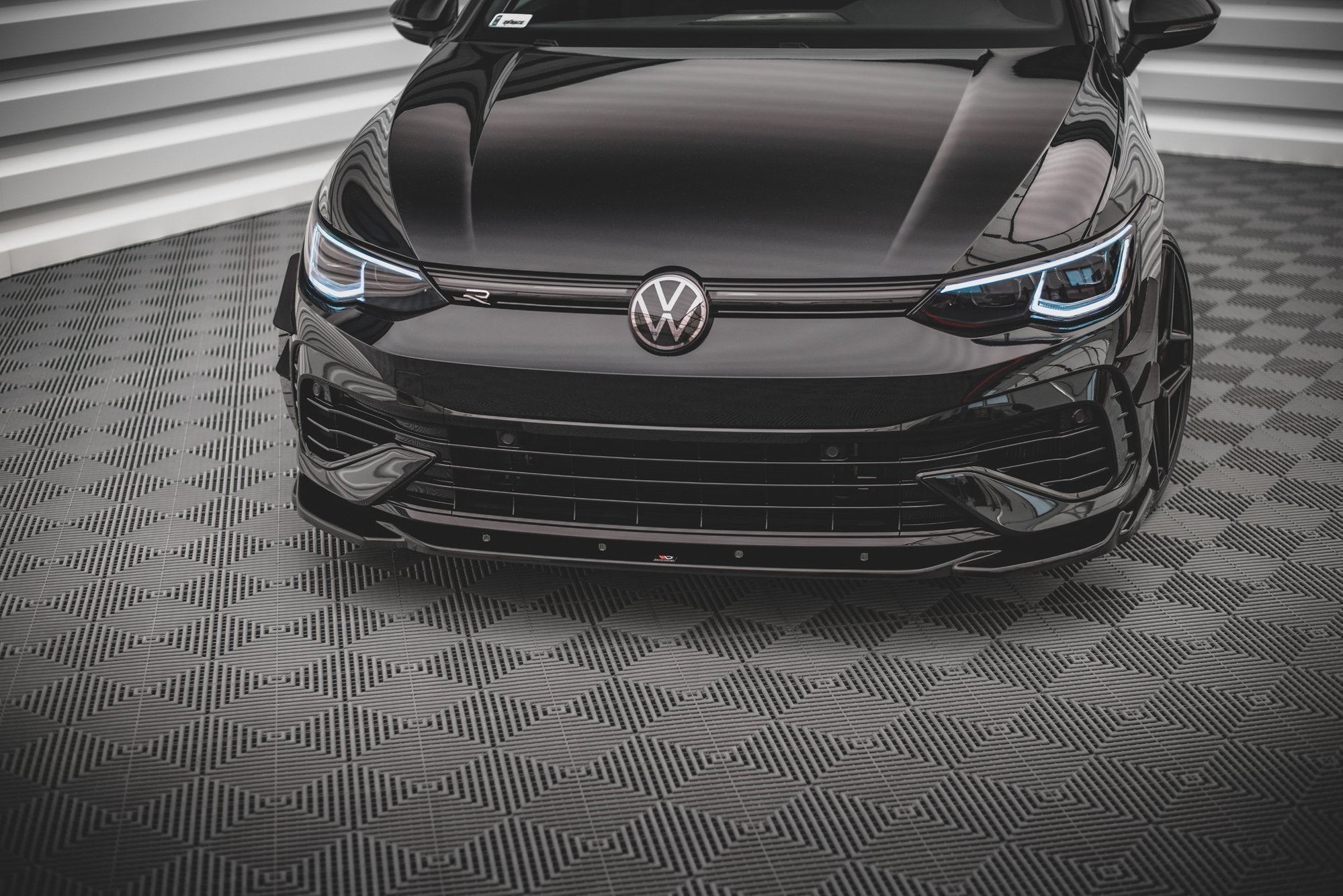 Sarja jakautujia Volkswagen Golf R MK8
