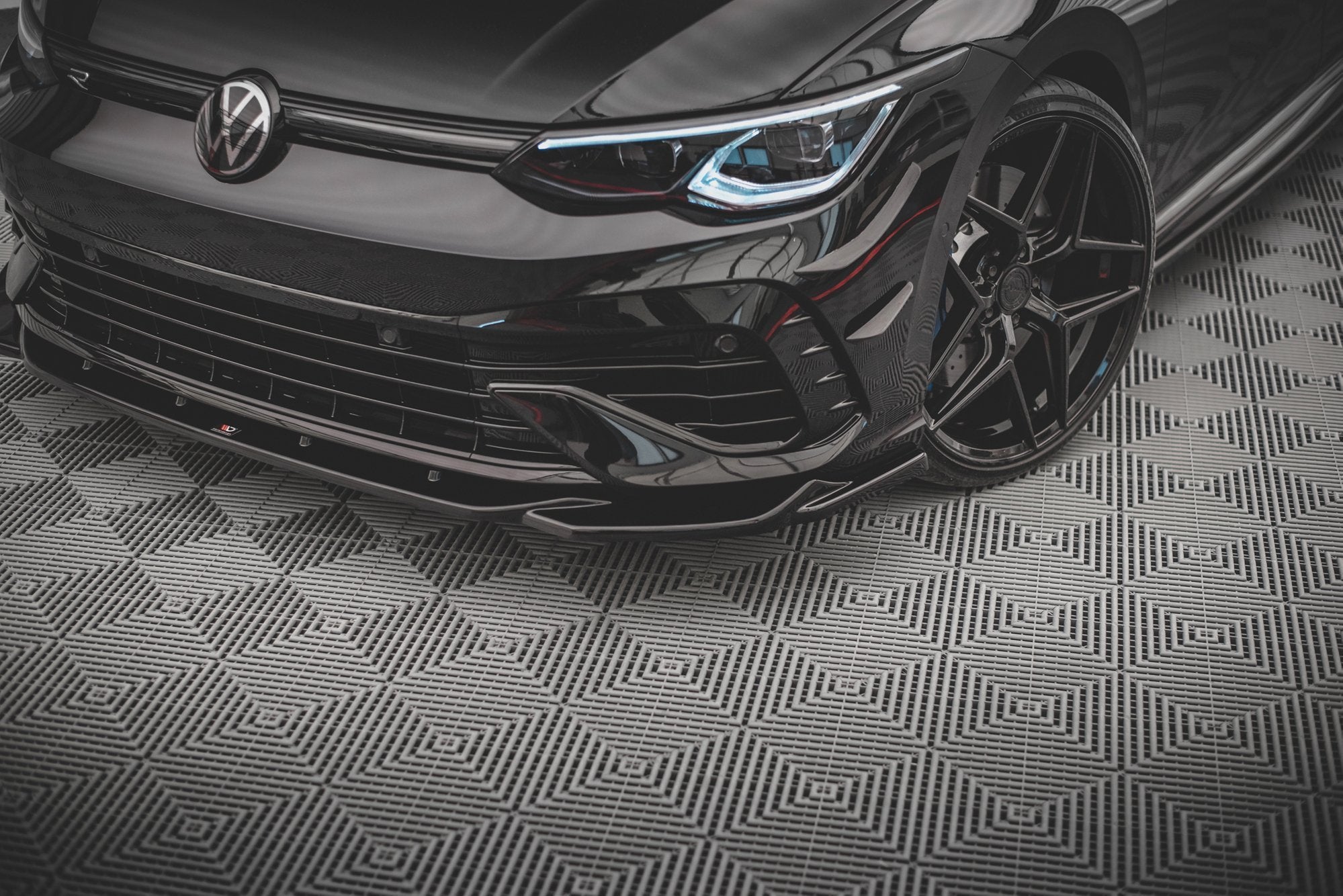 Sarja jakautujia Volkswagen Golf R MK8