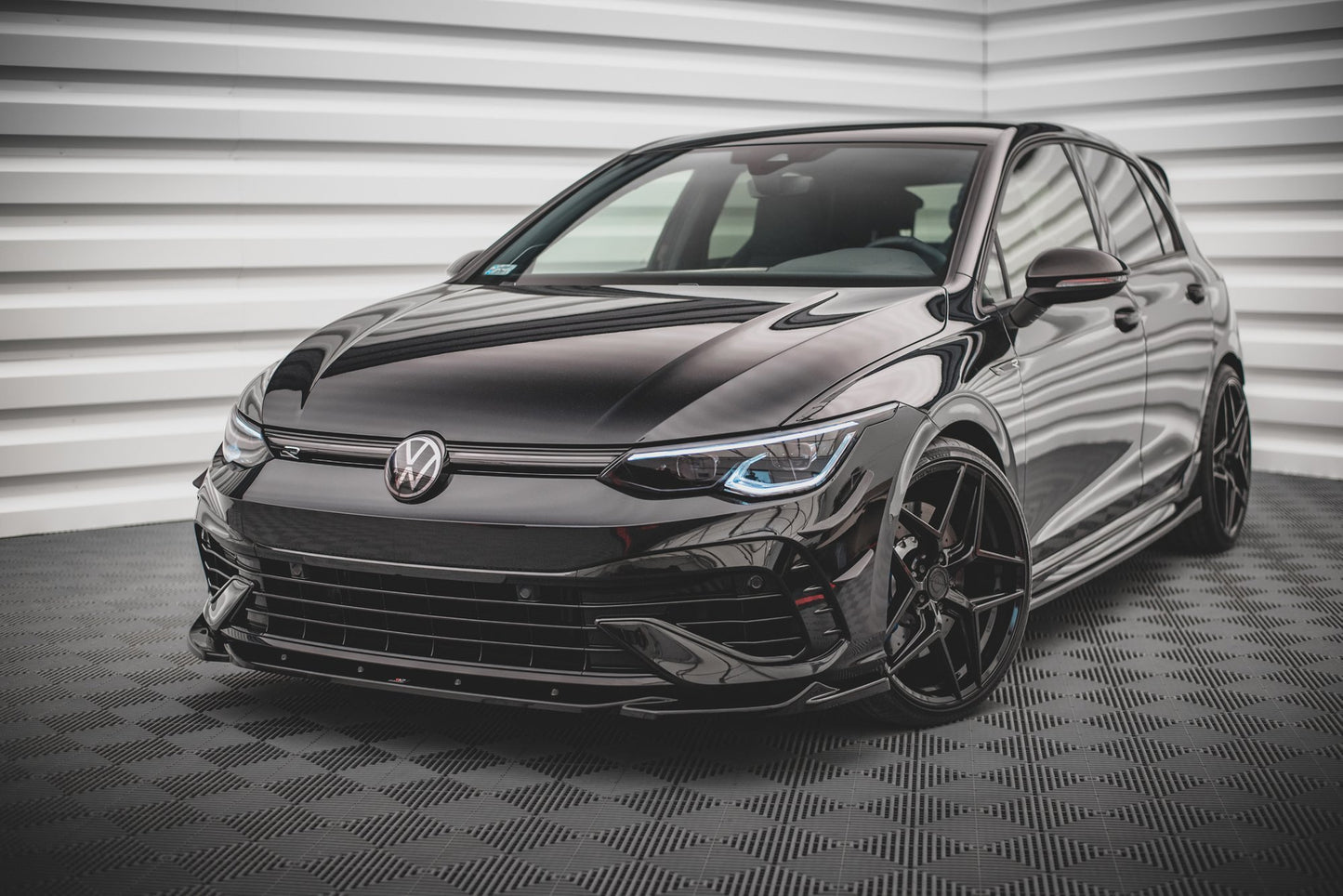 Sarja jakautujia Volkswagen Golf R MK8