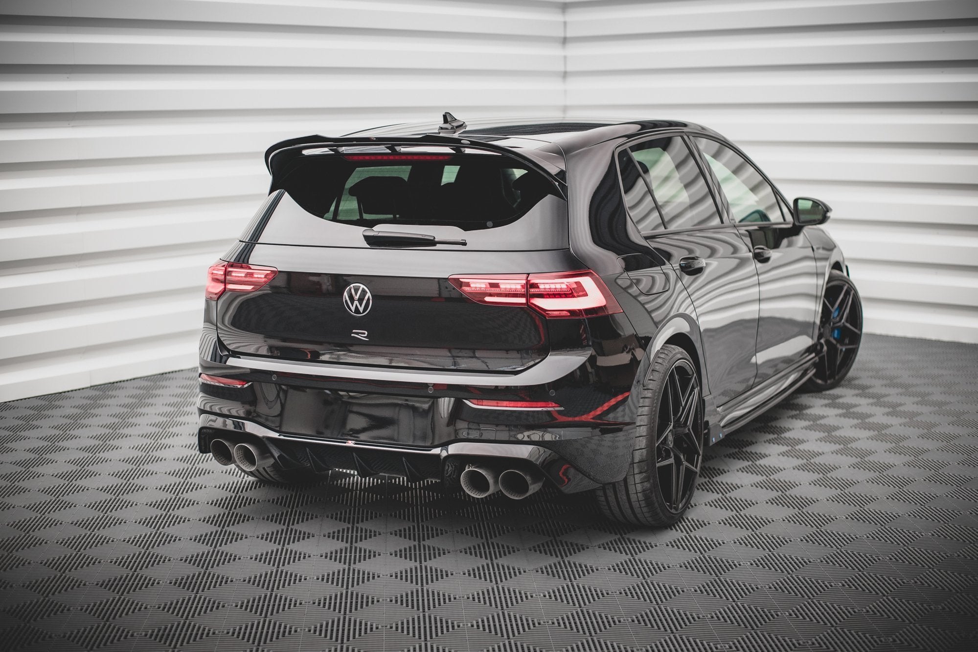 Sarja jakautujia Volkswagen Golf R MK8