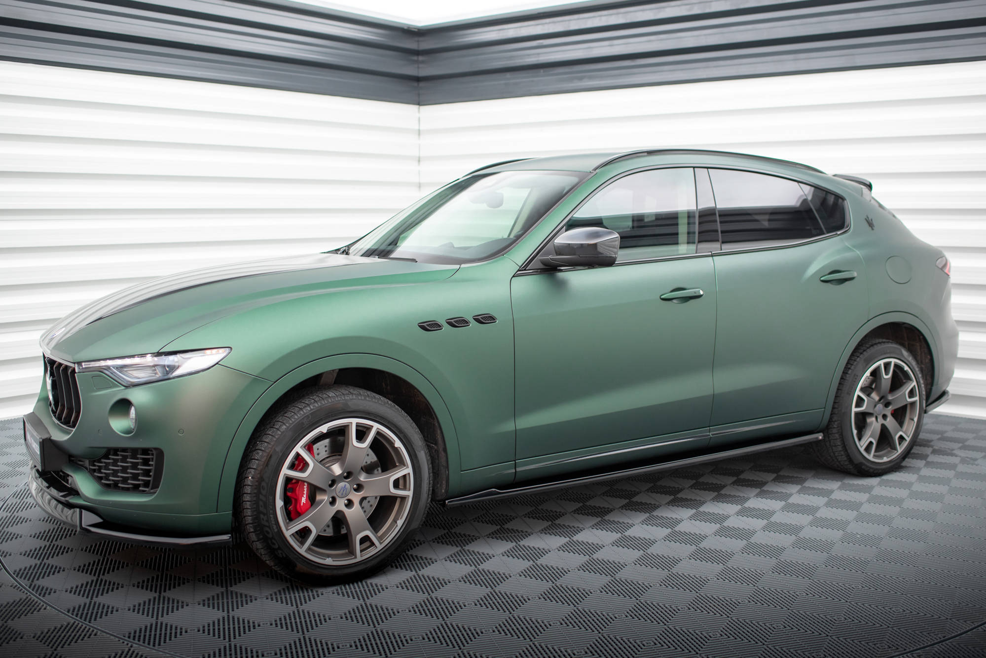 Sivuhameet hajottivat Maserati Levante Mk1