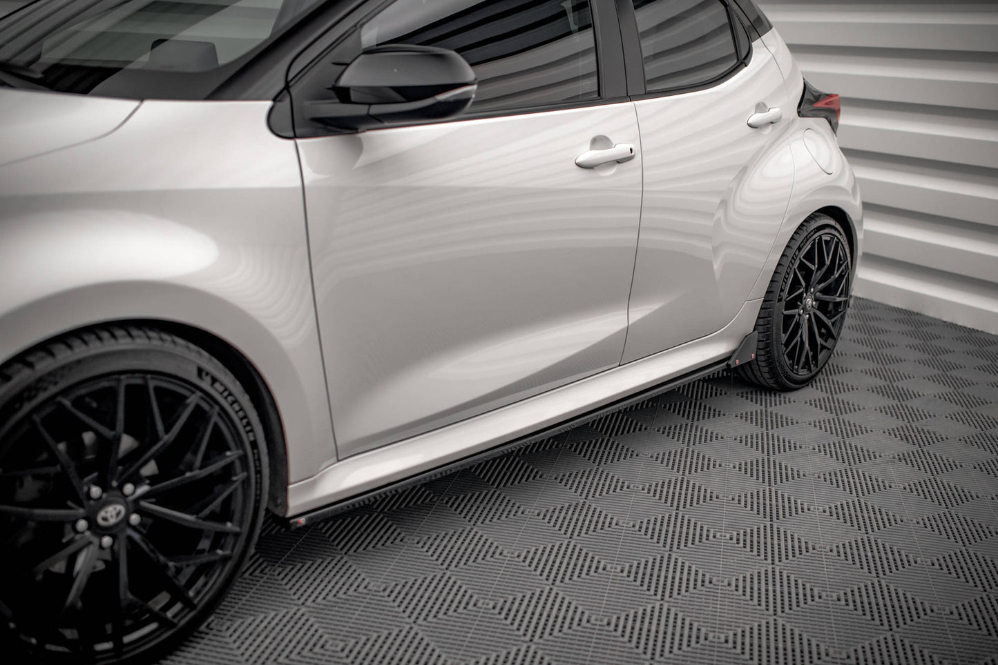 Side skirts diffusers  v.1 + flaps toyota yaris mk4