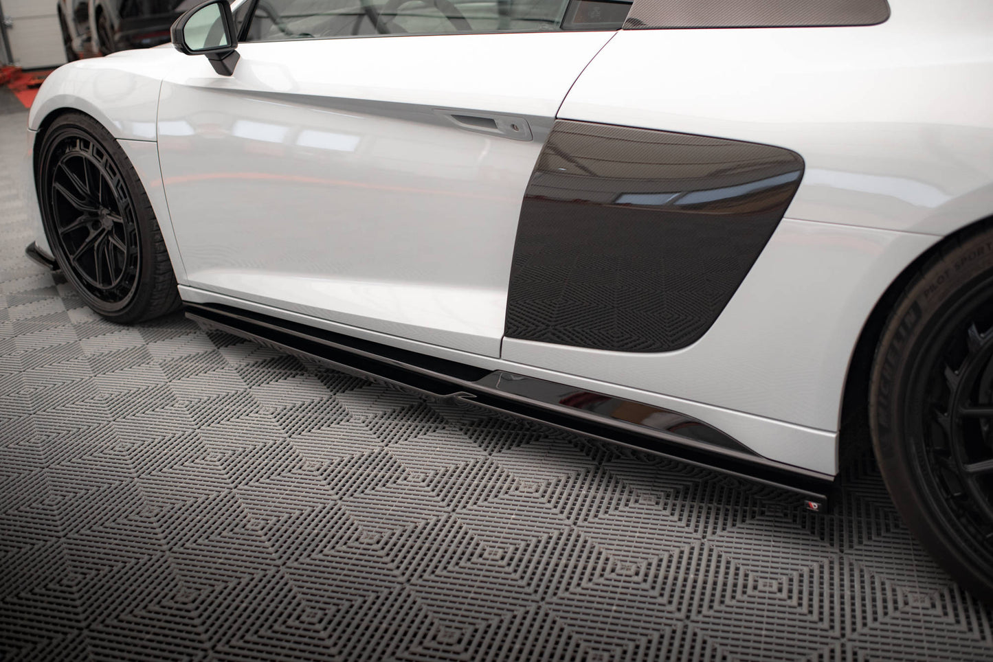 Side skirts diffusers v.2 audi r8 mk2 facelift