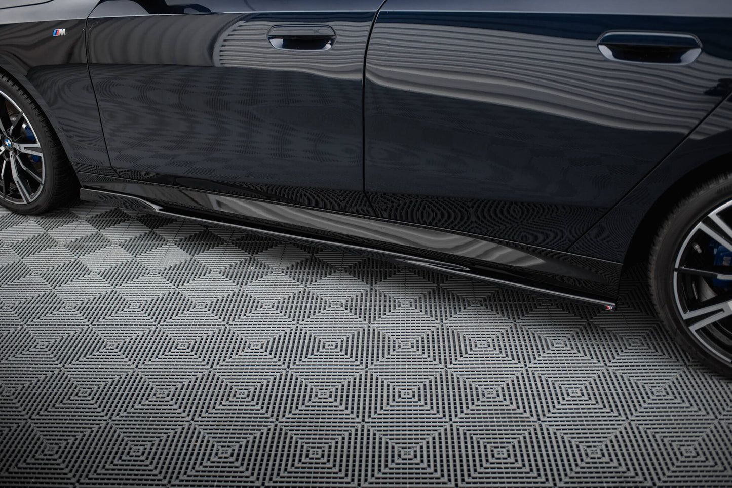 Side skirts diffusers v.2 bmw 5 m-pack g60