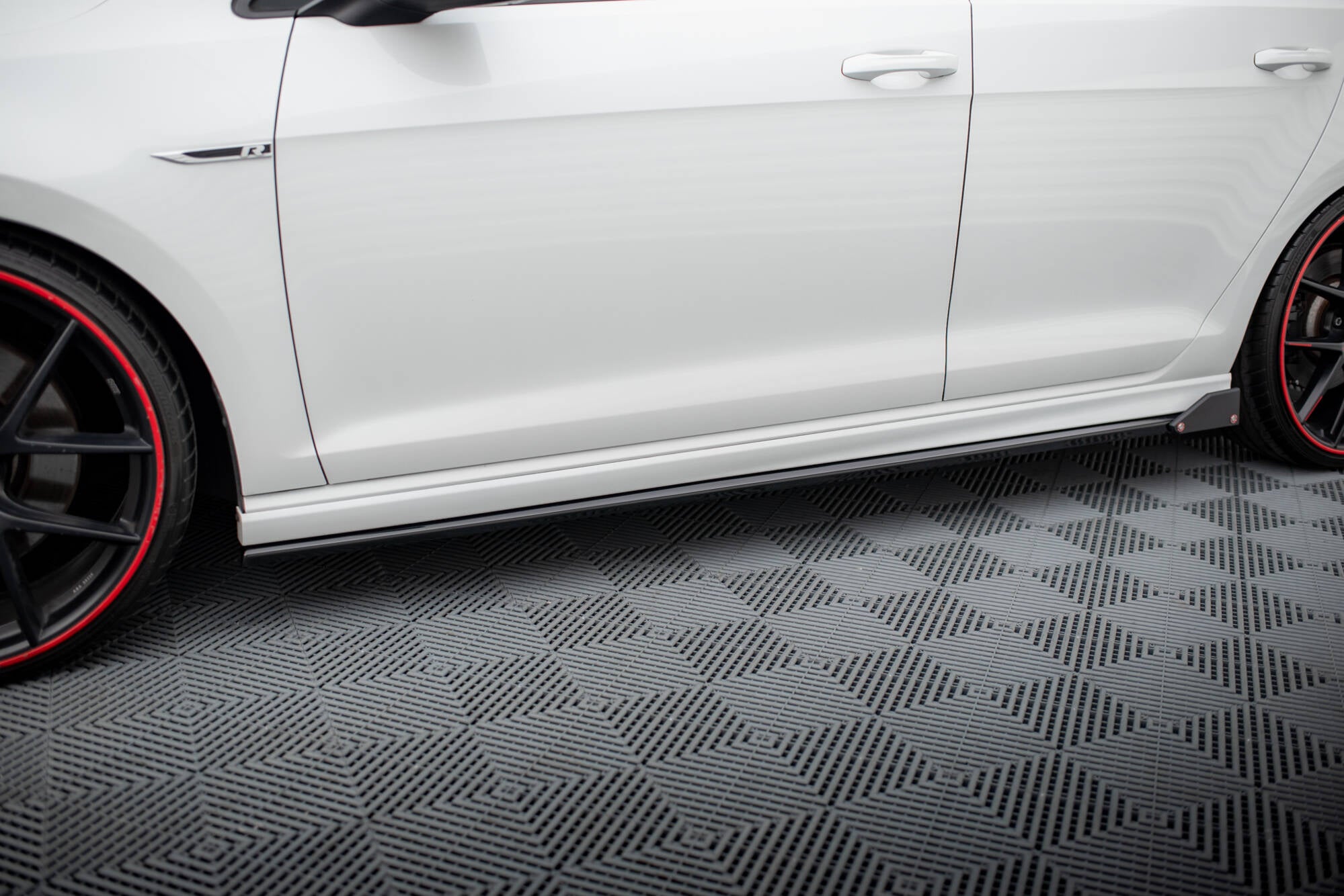 Sivuhameet hajottimet V.3 + läpät Volkswagen Golf R / R-Line MK7