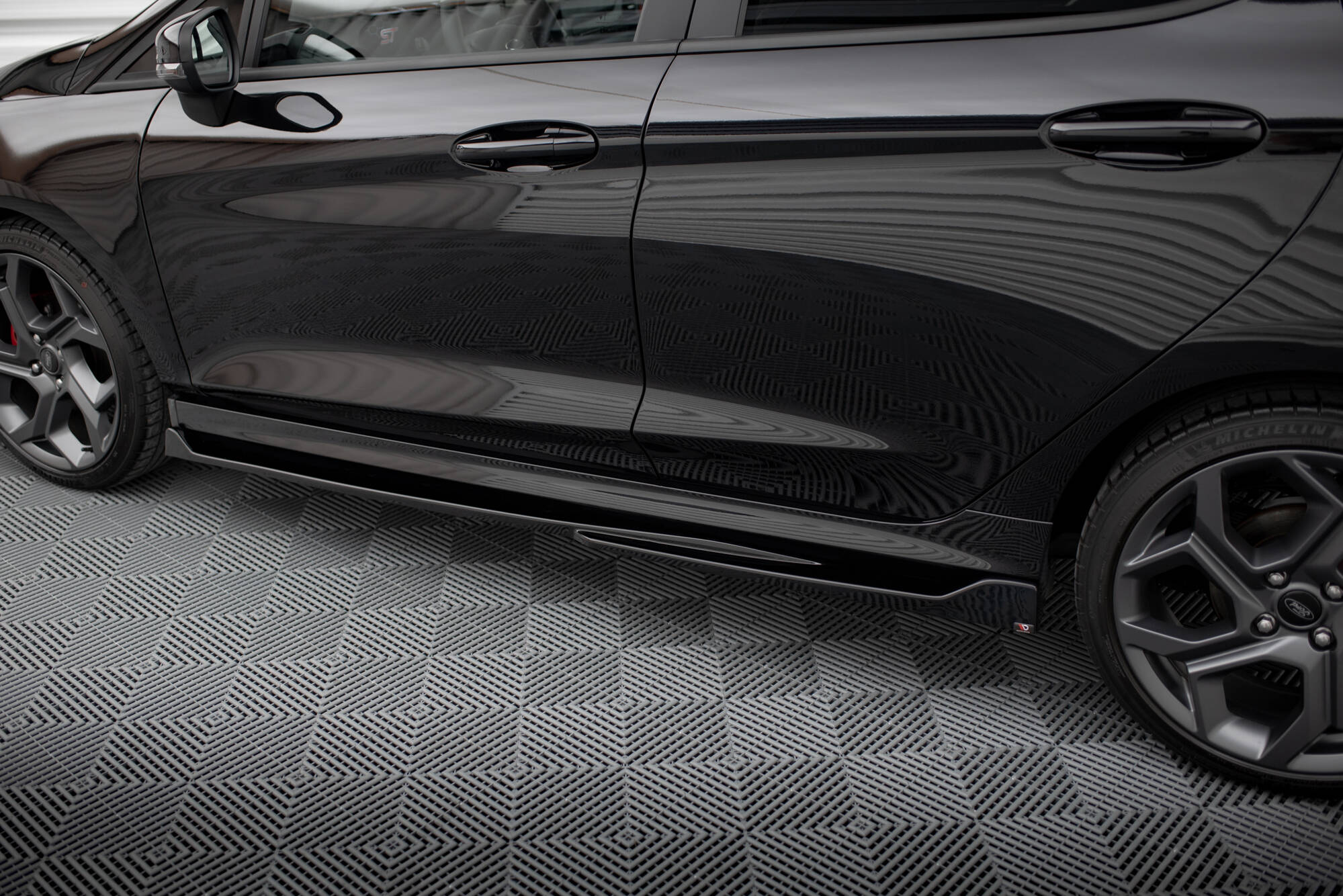 Sivuhameet hajottimet v.4 ford fiesta mk8 st / st-linja