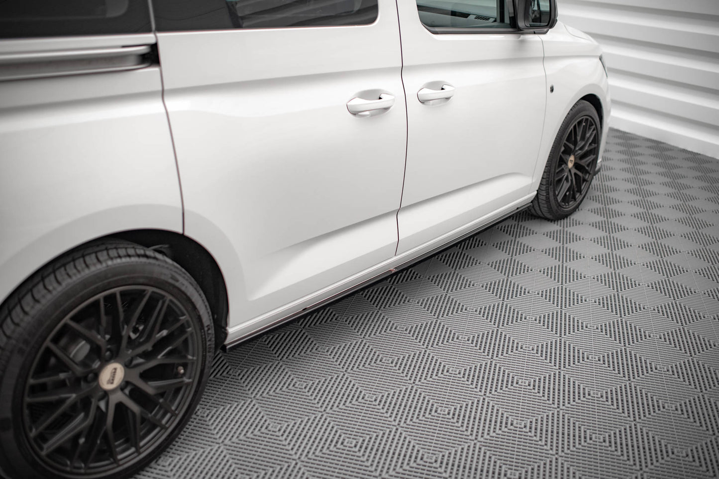 Side skirts diffusers volkswagen caddy mk5 / ford transit connect mk3