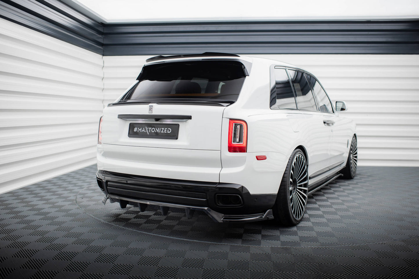 Spoiler cap rolls royce cullinan