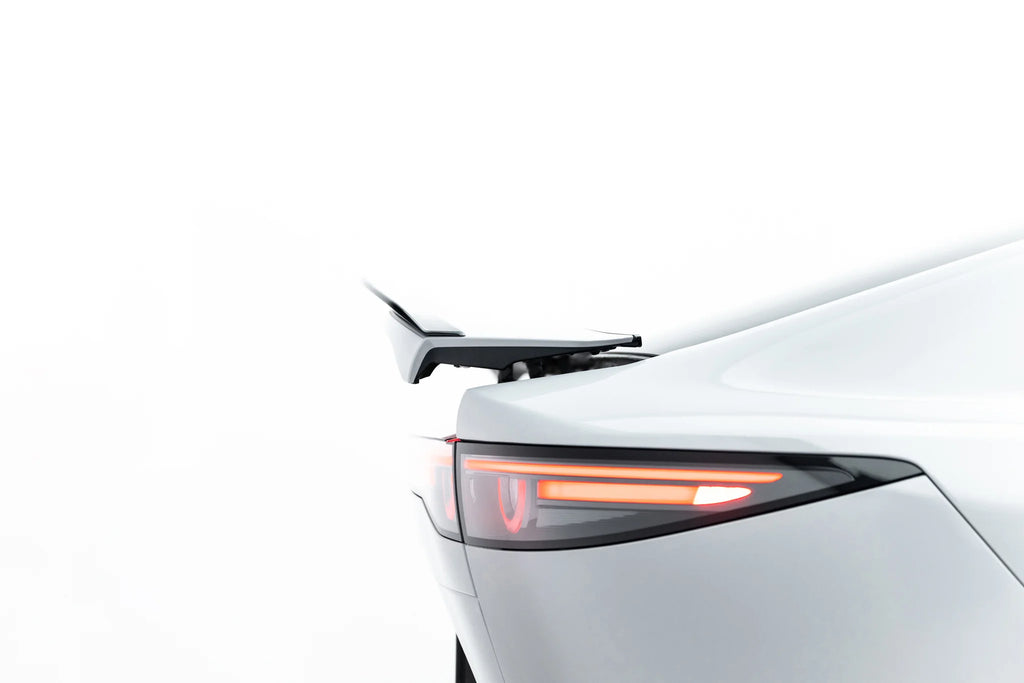 Spoiler cap suitable for mazda 6e mk1