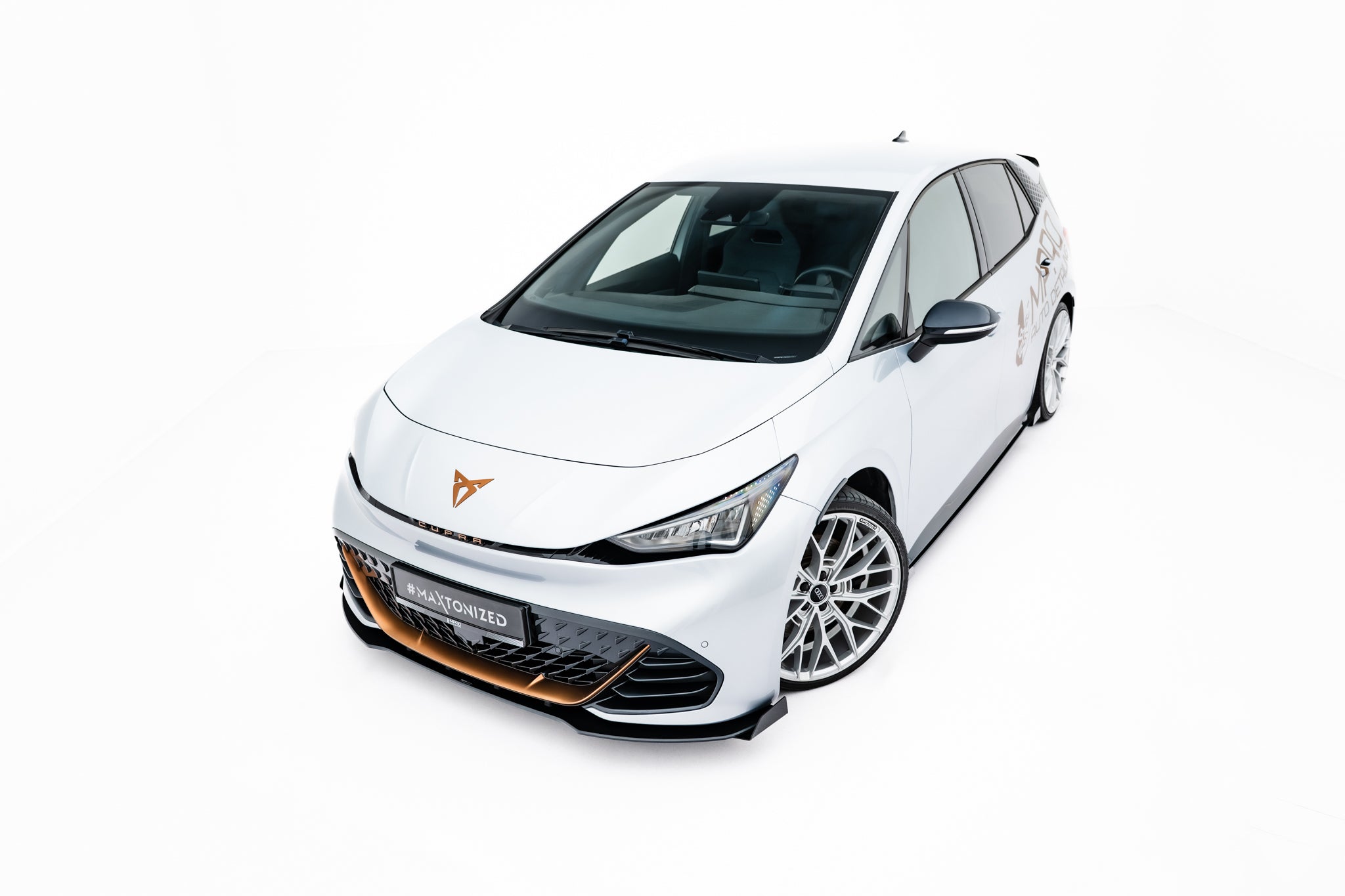 Street Pro etupuskurin jako + läpät Cupra Born mk1:lle