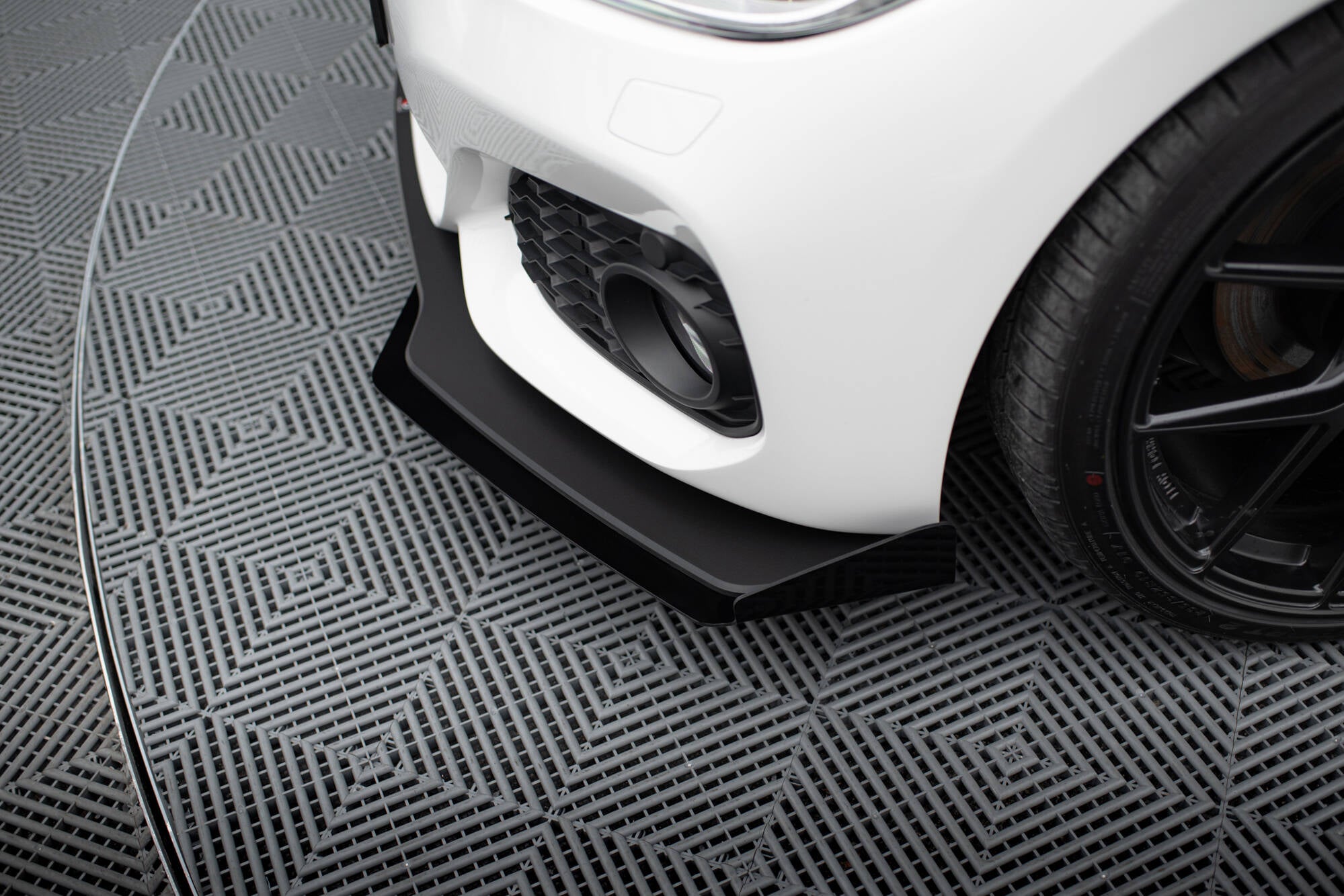 Street Pro Front Splits v.3 + flapper til BMW 1 F20 M-Pack Facelift / M140i