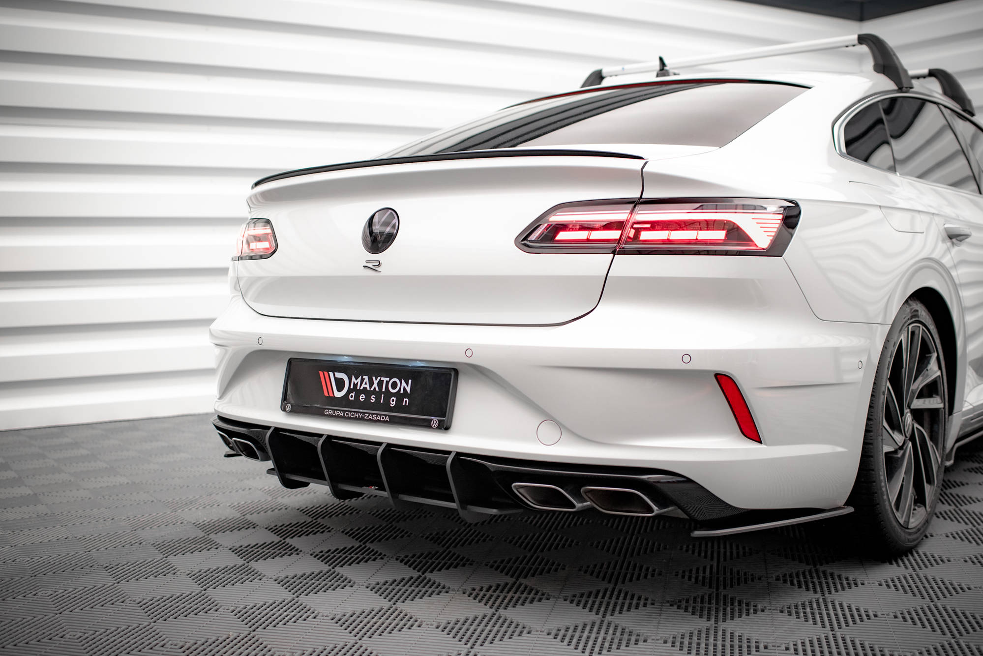Street Pro takaosa hajaantuu Volkswagen Arteon R