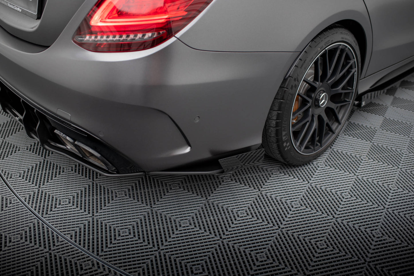 Street pro rear side splitters + flaps mercedes-amg c63 sedan / estate w205 facelift