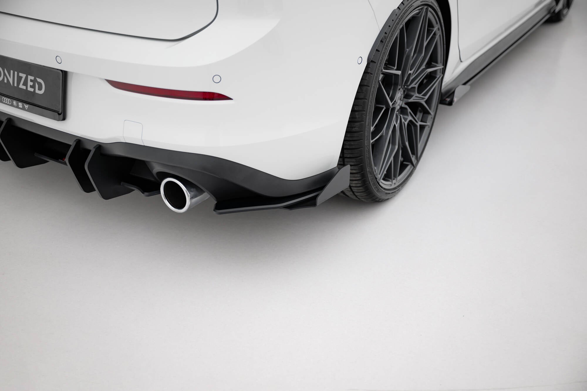 Street Pro TAKA-SIVUSTERIT + FLAPS VOLKSWAGEN GOLF GTI / GTE / R-LINE MK8