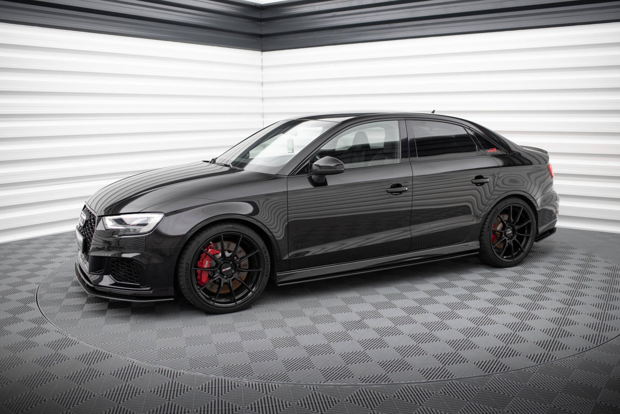 Street Pro Side -hameet Diffusers Audi RS3 8 V: n kasvojenkorotuksen jälkeen