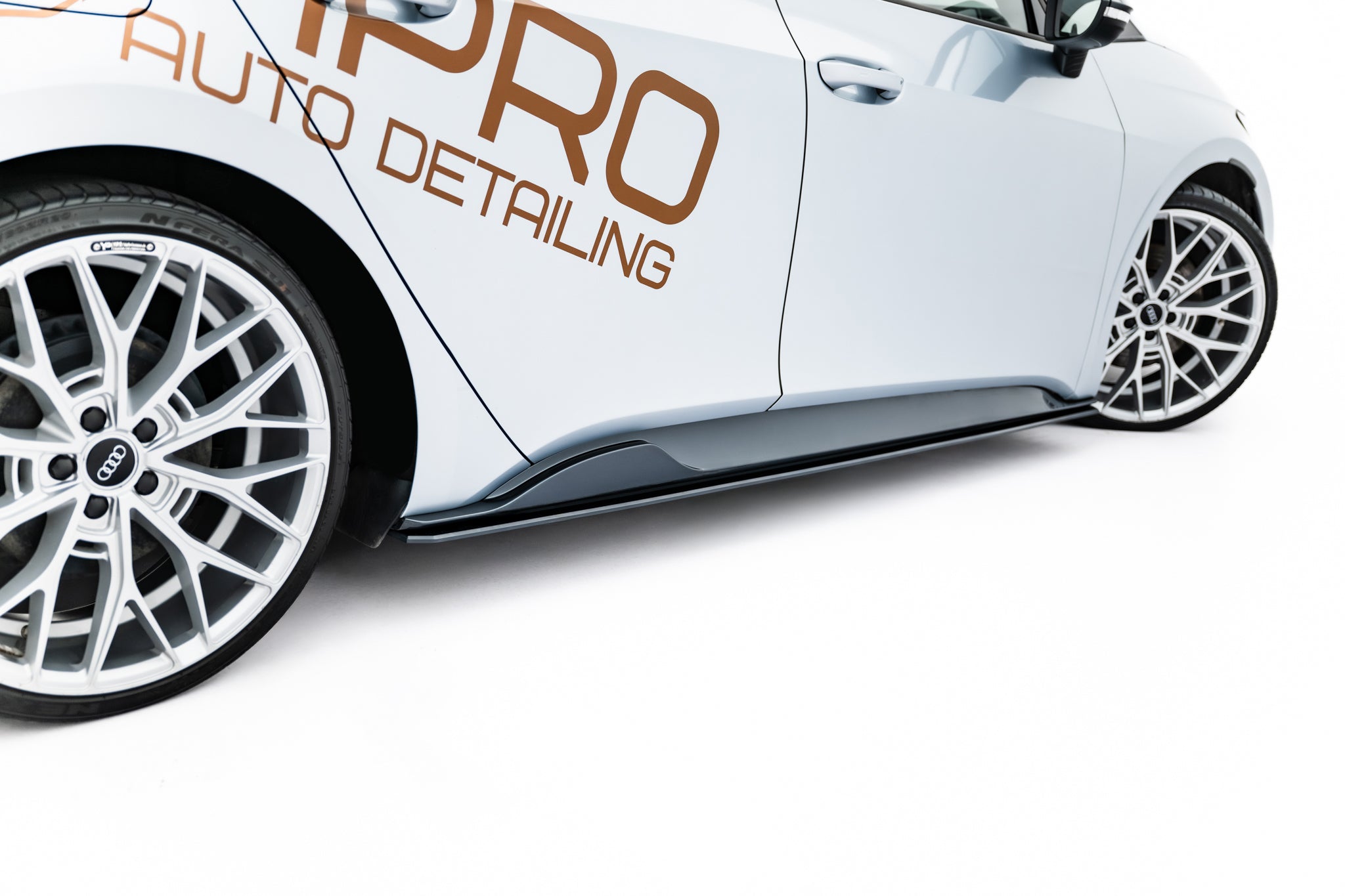 Street Pro -sivuhelmat diffuusorit Cupra Born mk1:lle