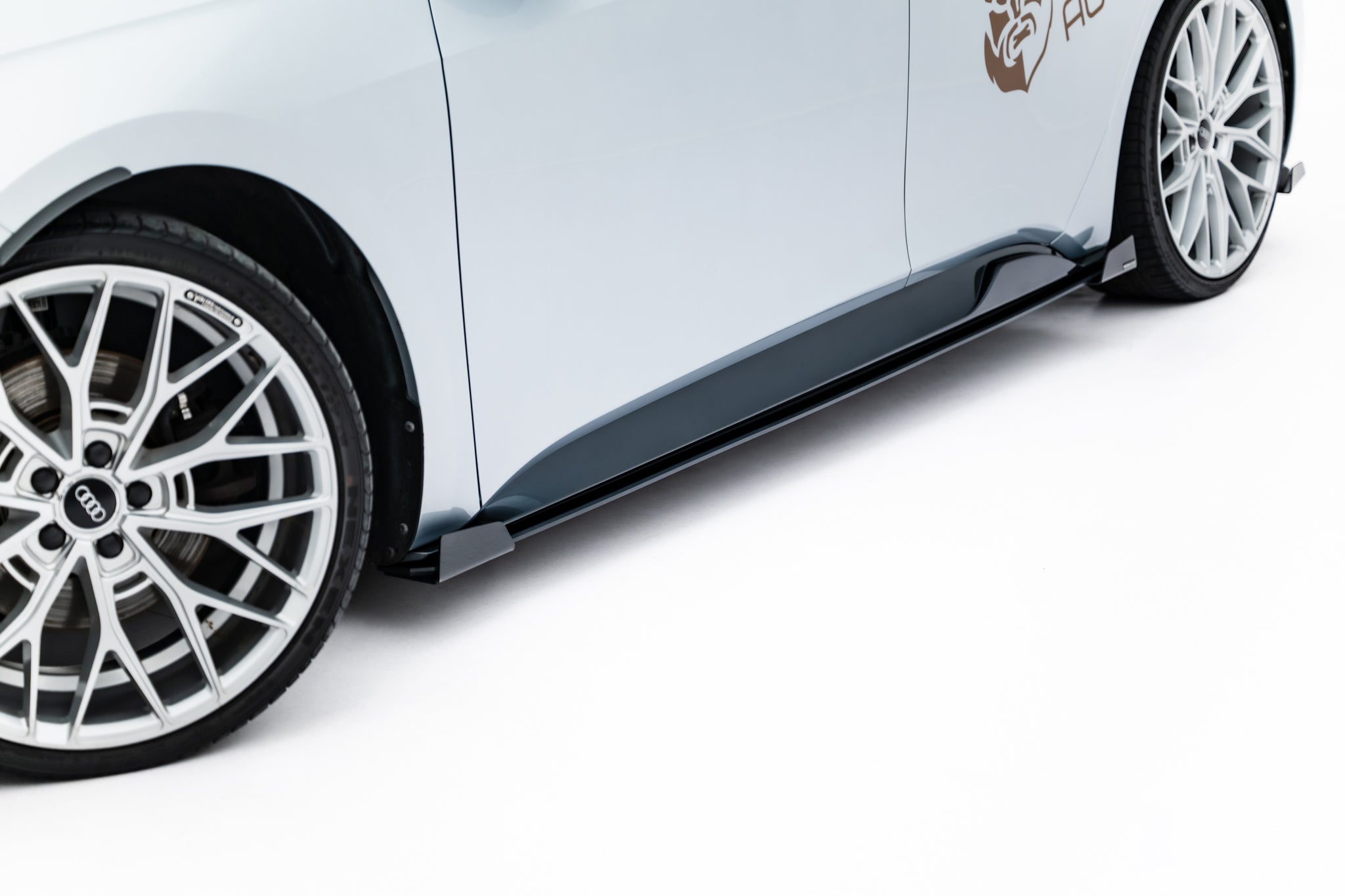 Street Pro sivuhelmat diffuusorit ja läpät Cupra Born mk1:lle