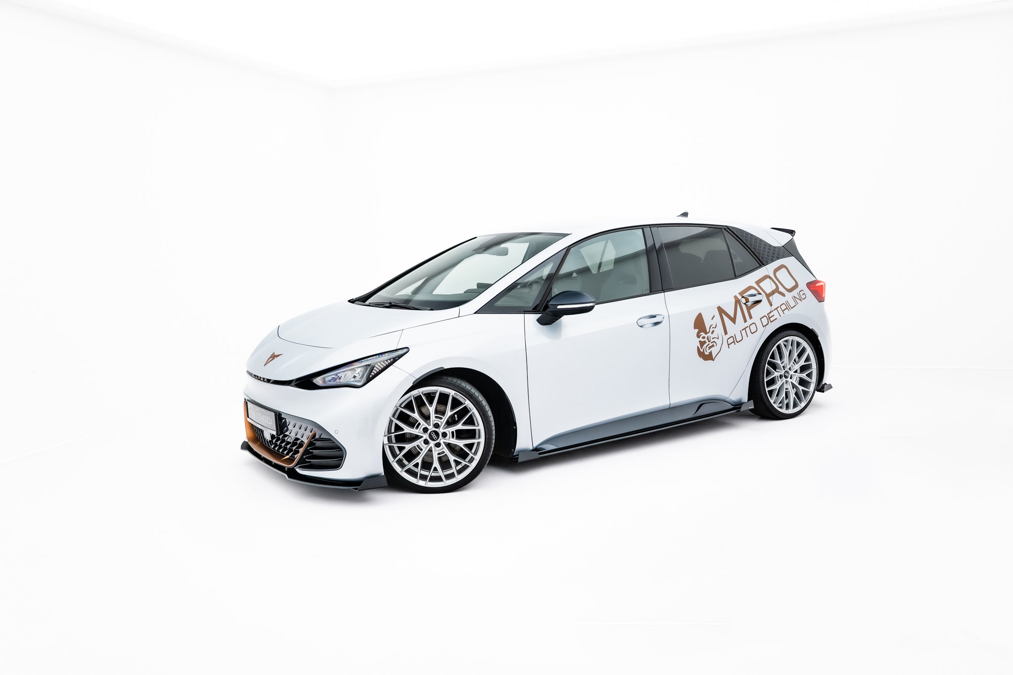Street Pro sivuhelmat diffuusorit ja läpät Cupra Born mk1:lle