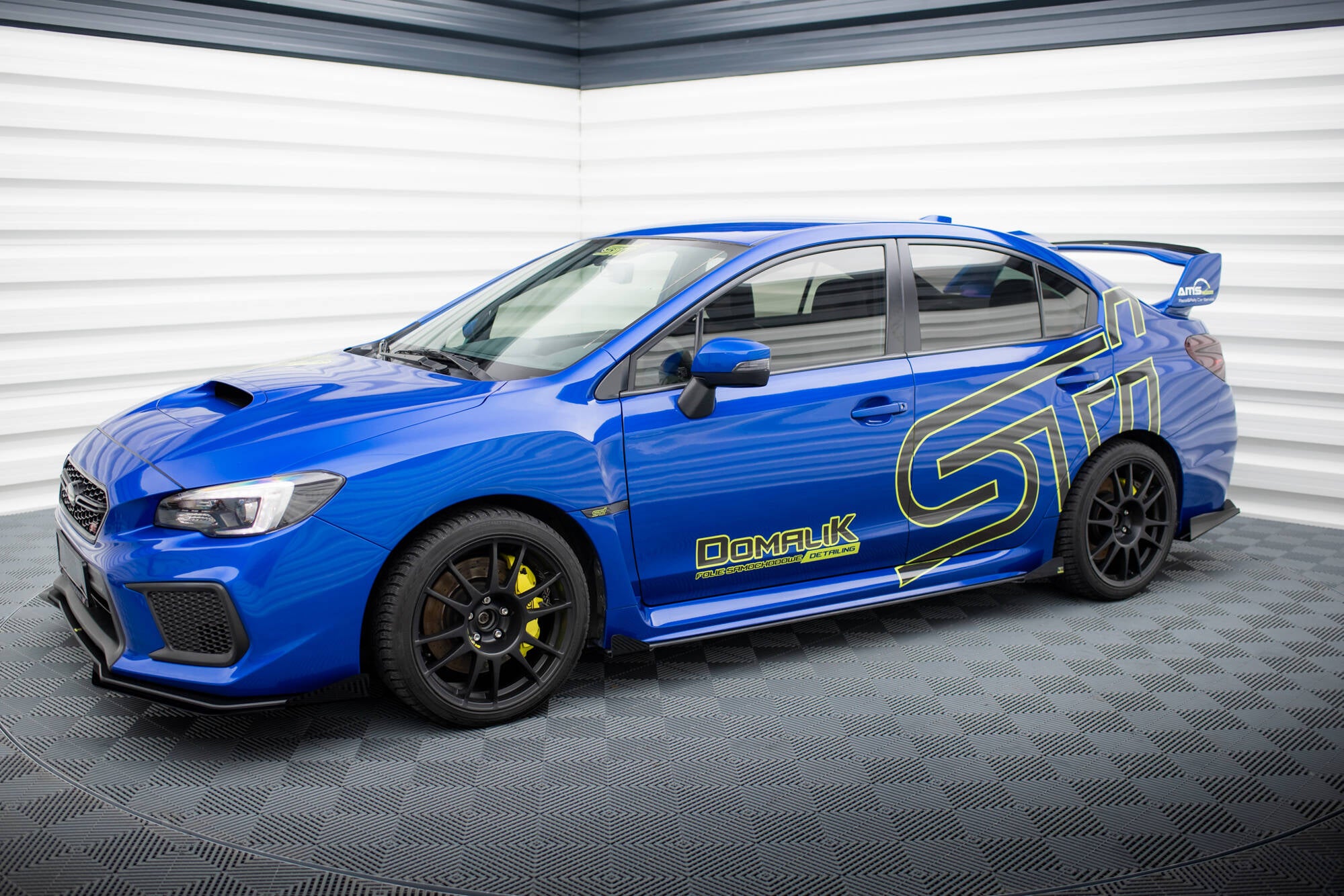 Street Pro -sivuhelmat diffuusorilla ja läpäillä Subaru WRX STI mk1:ssä