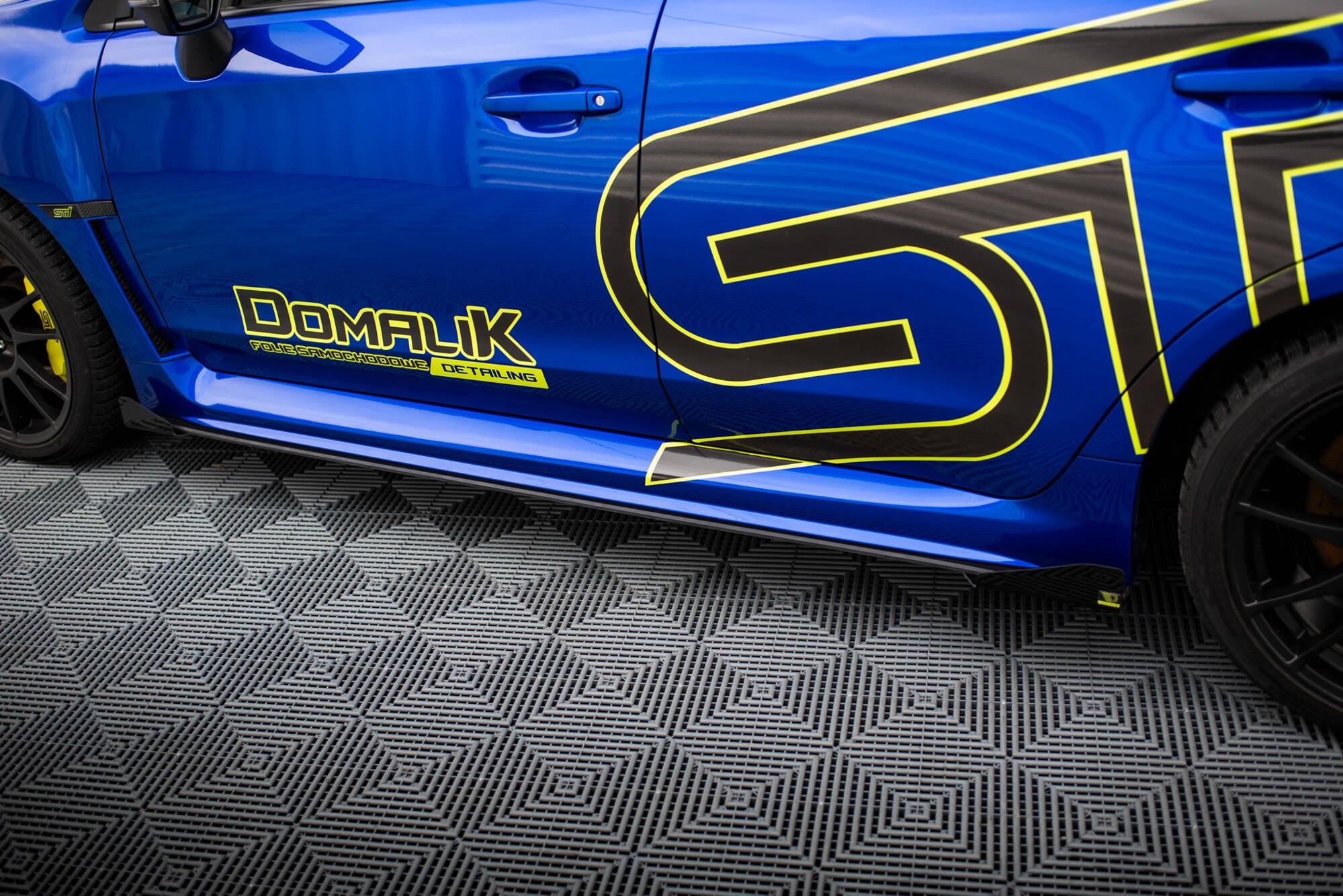 Street Pro -sivuhelmat diffuusorilla ja läpäillä Subaru WRX STI mk1:ssä