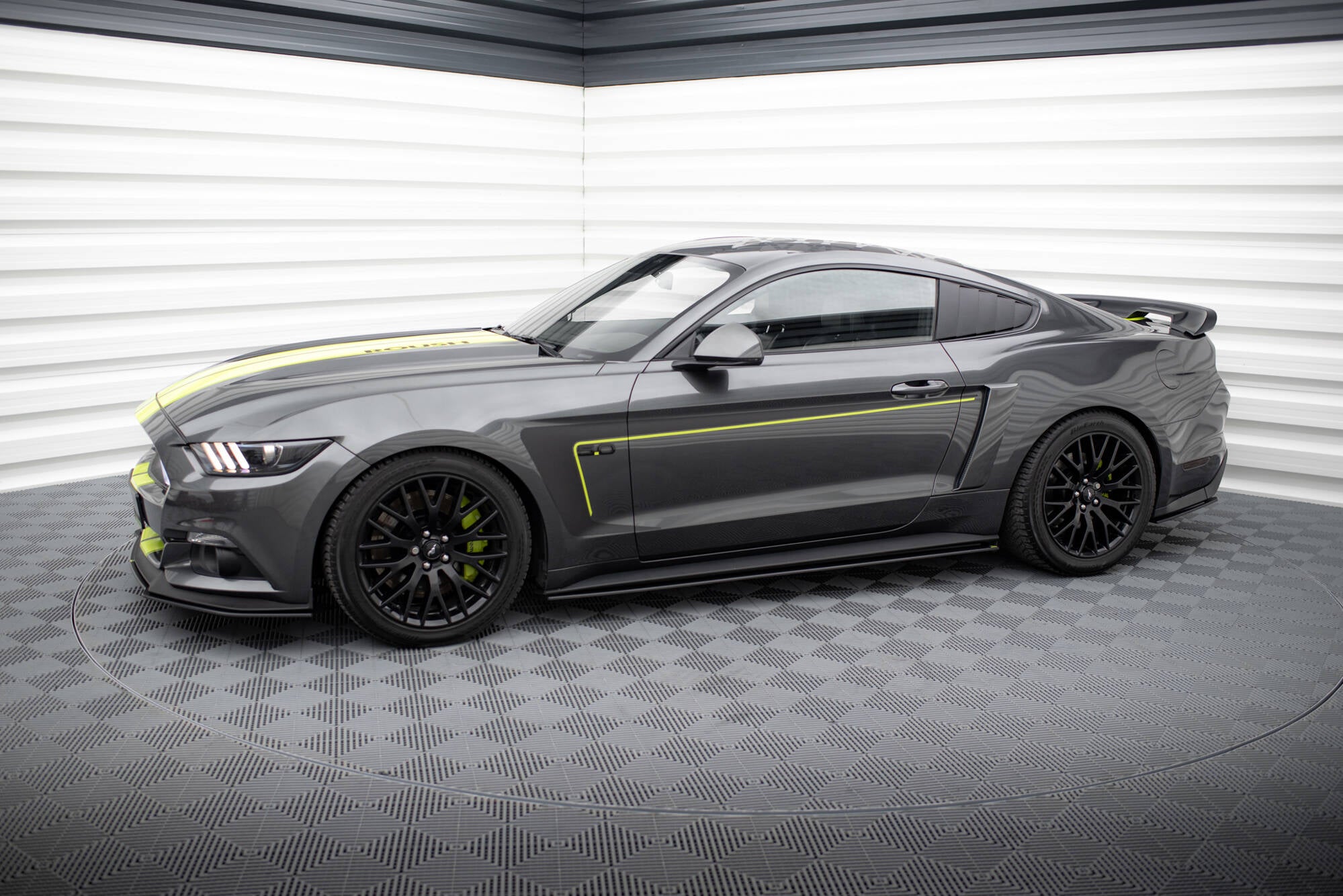 Street Pro -sivuhelmat diffuusorit Ford Mustang GT mk6:een