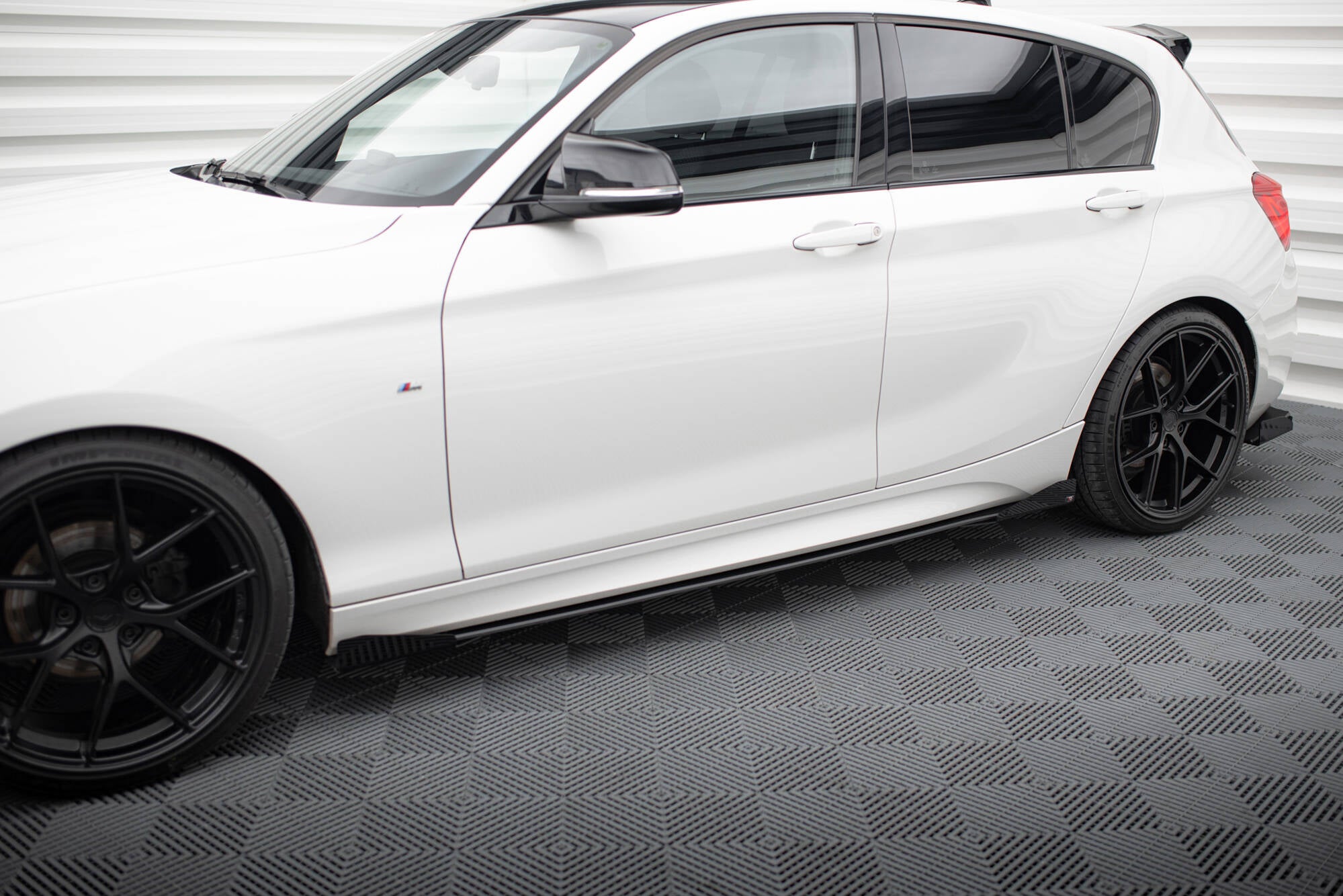 Street Pro Side nederdele diffusorer v.2 + klapper til BMW 1 F20 M135i / M140i / m-pack