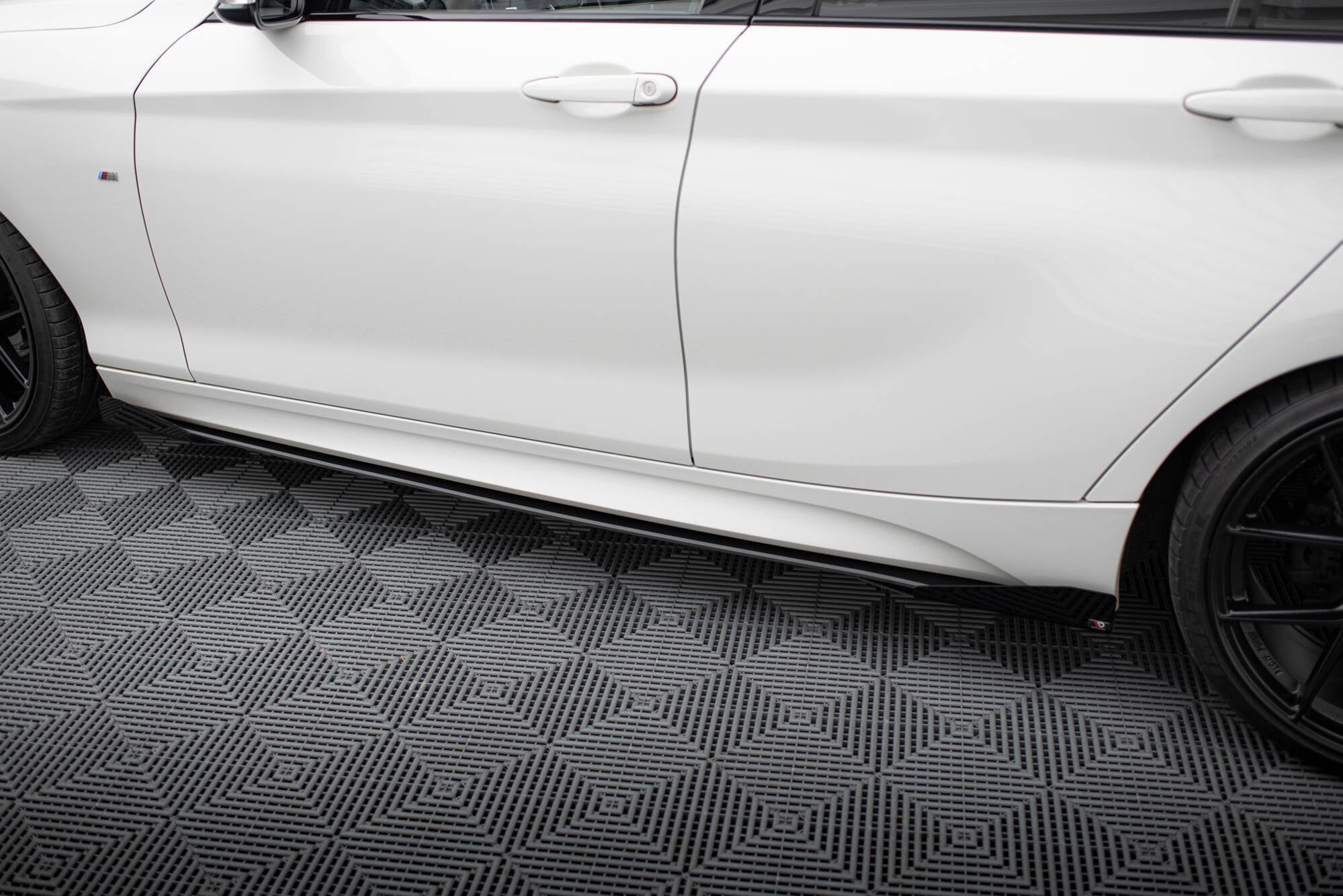 Street Pro Side nederdele diffusorer v.2 + klapper til BMW 1 F20 M135i / M140i / m-pack