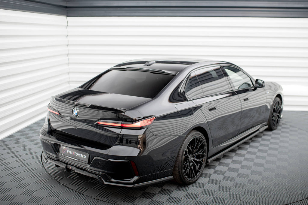 The extension of the rear window bmw 7 m-pack / m760e / i7 m-pack / 7 standard g70