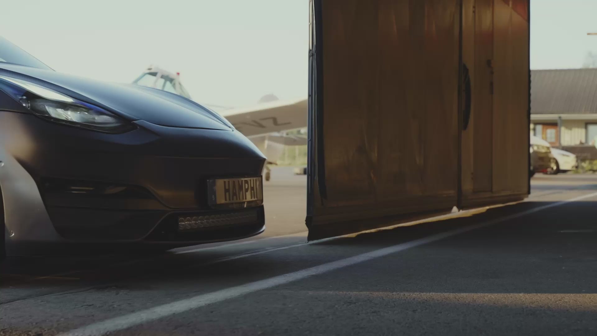 Ladda video: Hamphi Tesla i garage