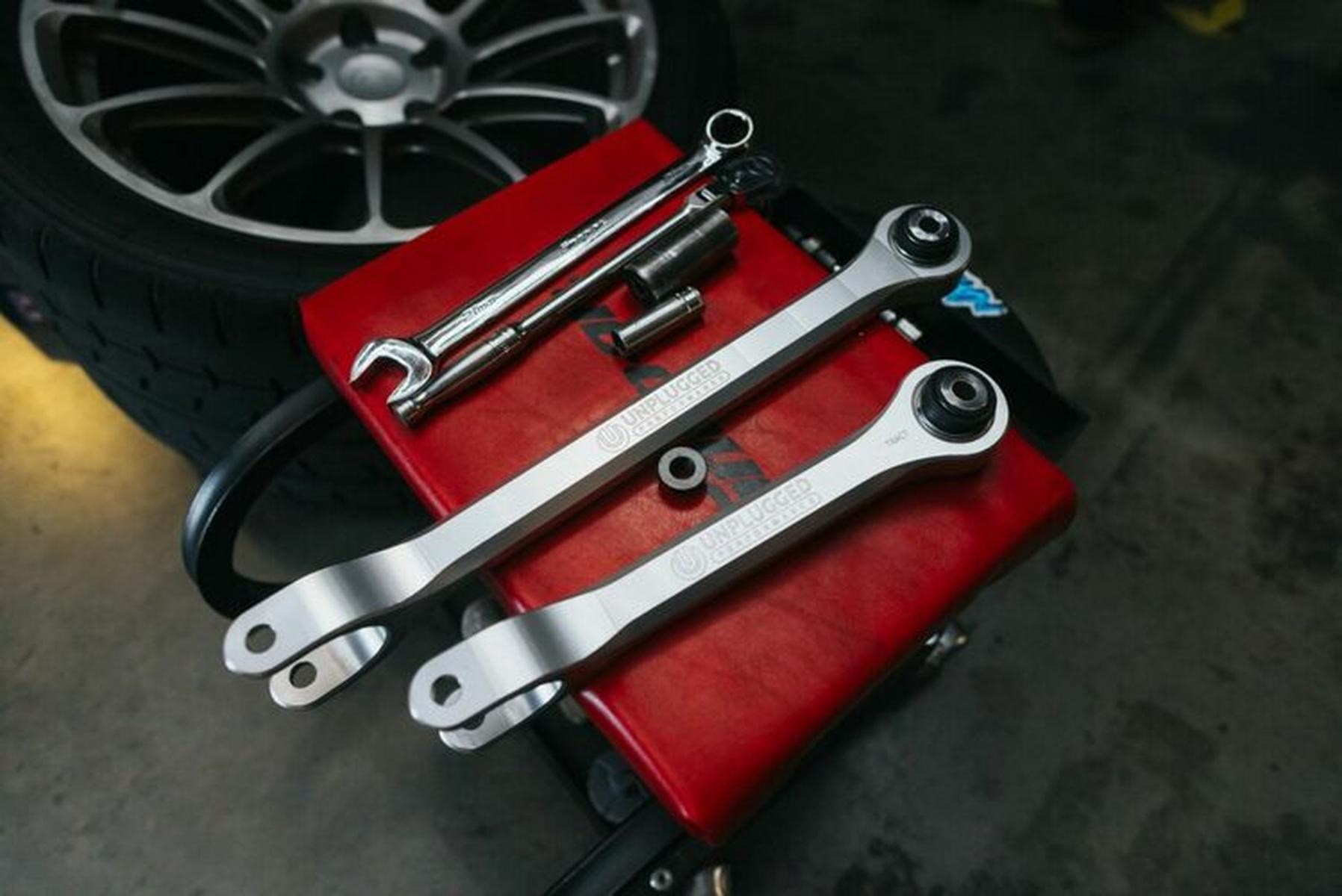 Billet Bakre Traction & Trailing Armar Unplugged Performance Tesla Model 3/Y