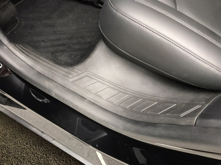 Skydd Insteg Tesla Model Y