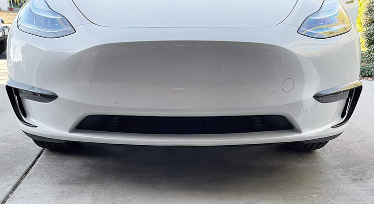 Model Y eyelashes