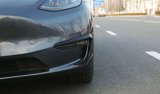 Model Y eyelashes