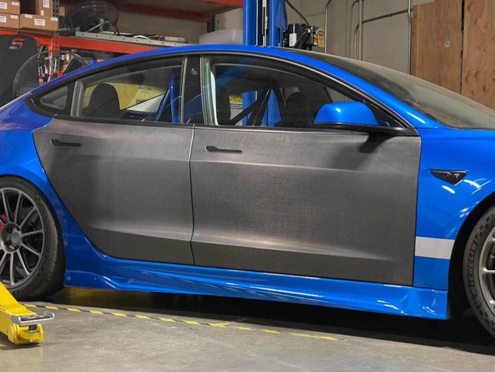 Unplugged Performance - Model 3 dörrar i kolfiber