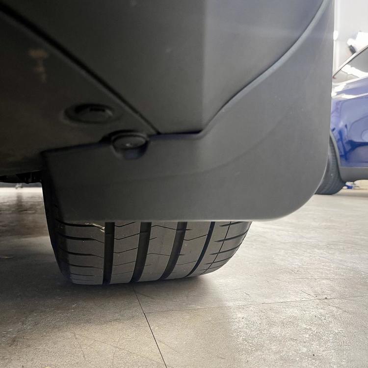 Tesla Model Y stänkskydd - mattsvart