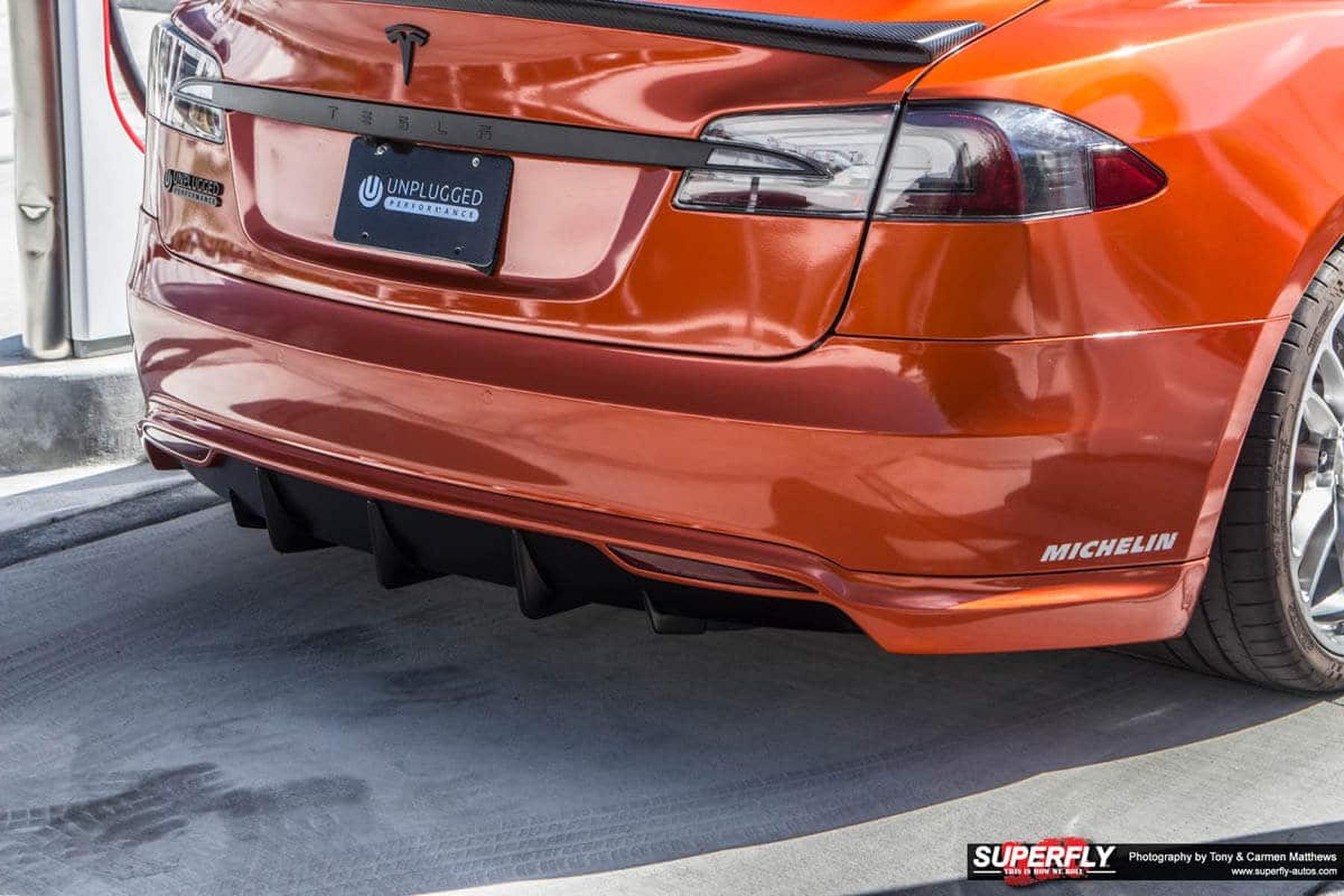 Unplugged Performance - Model S bageste underspoiler og diffusersystem (2012-2016.5)