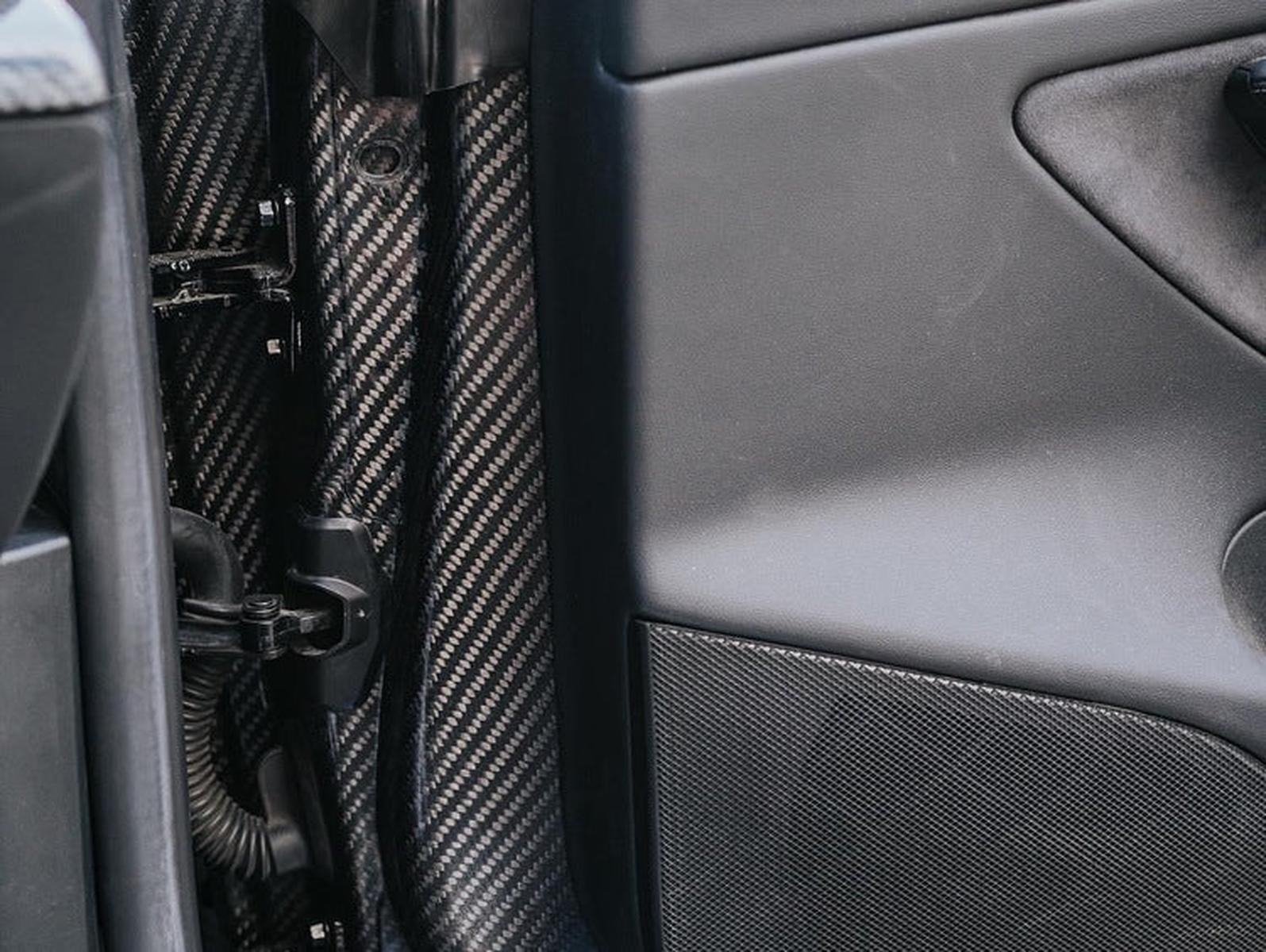 Unplugged Performance - Model 3 dörrar i kolfiber