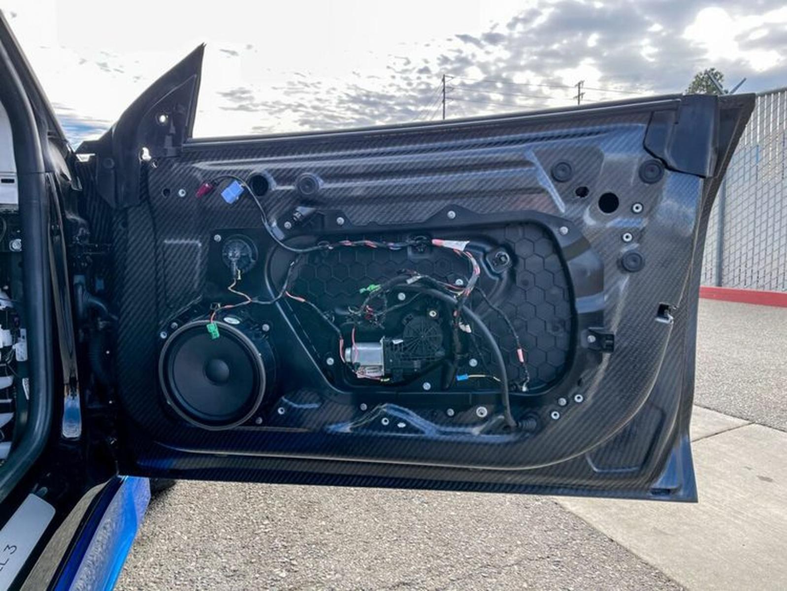 Unplugged Performance - Model 3 dörrar i kolfiber