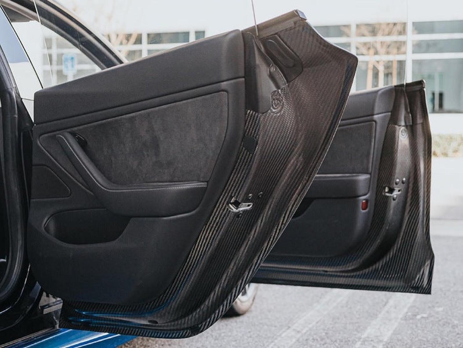 Unplugged Performance - Model 3 dörrar i kolfiber