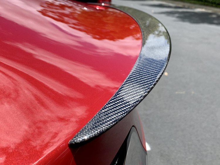 Spoiler i kulfiber, blank Tesla Model 3