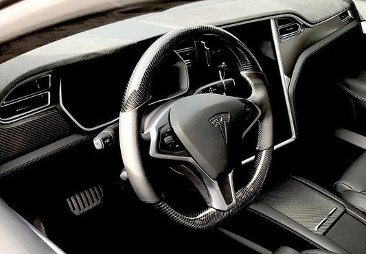 Model S & X -ohjauspyörä kirkasta hiilikuitua