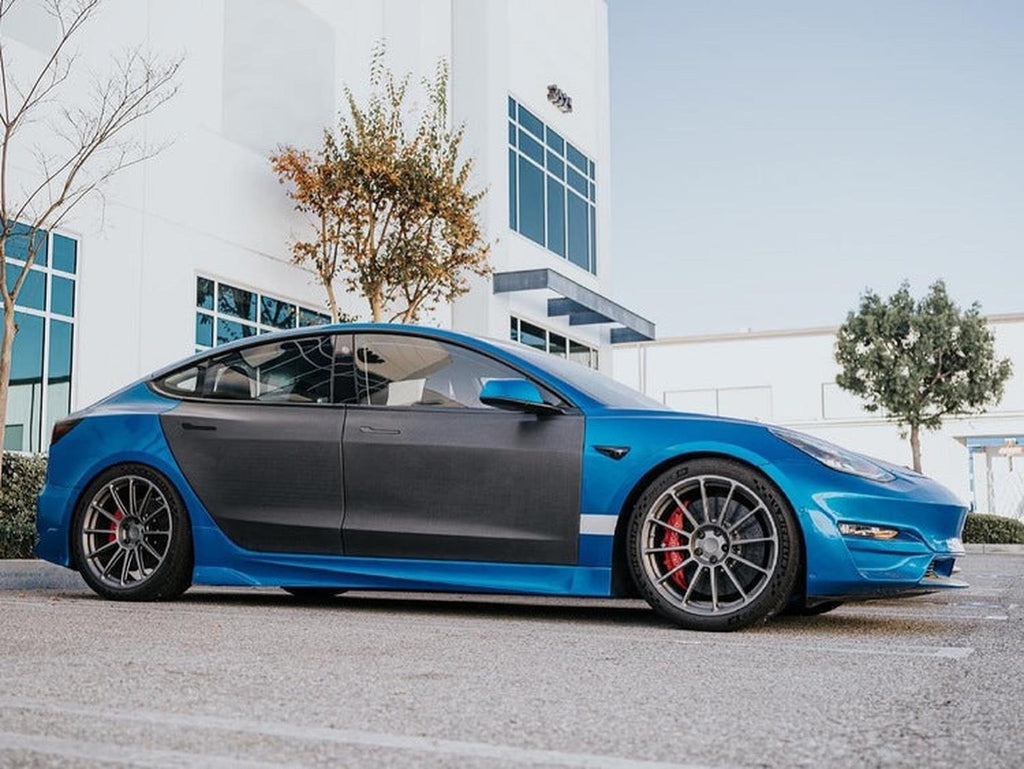 Unplugged Performance - Model 3 dörrar i kolfiber