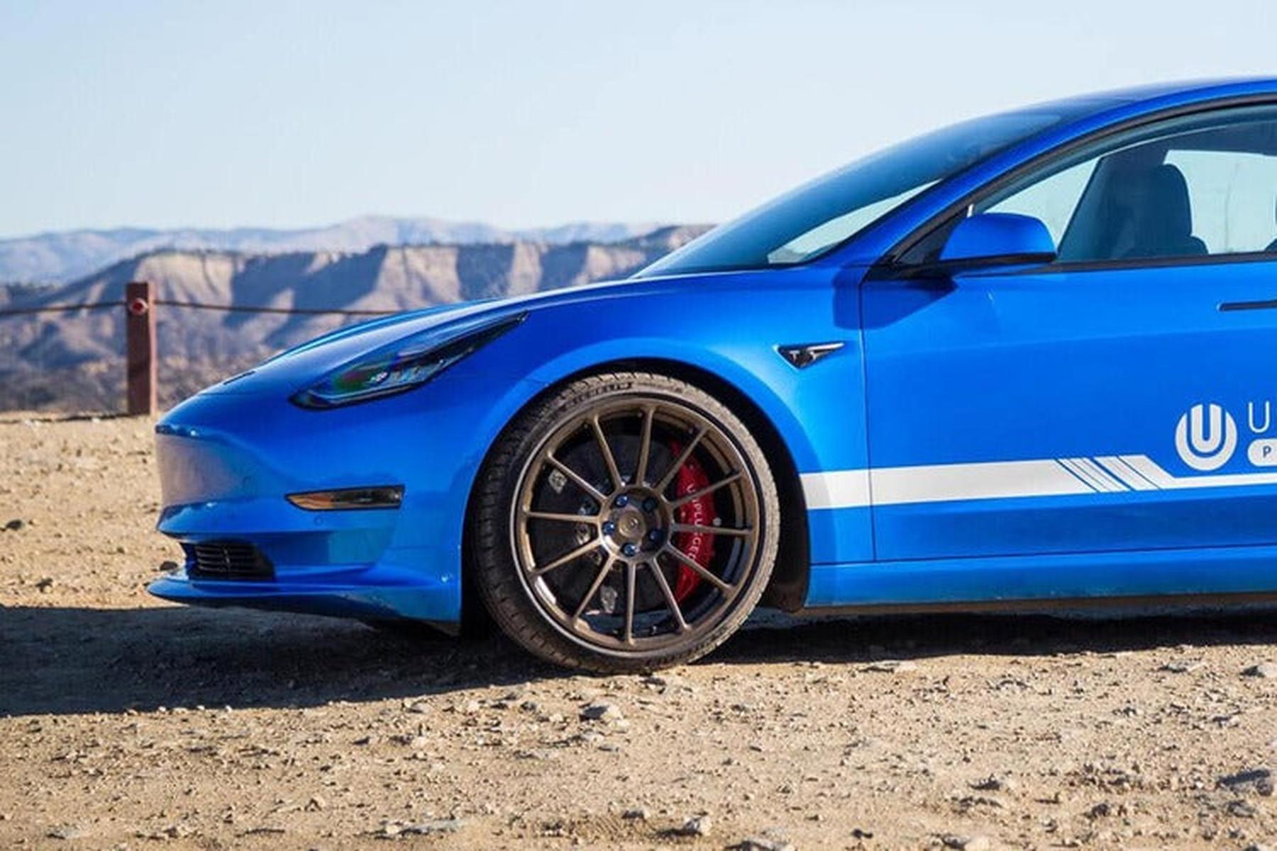 Superlight Carbon Ceramic Unplugged Performance Model 3