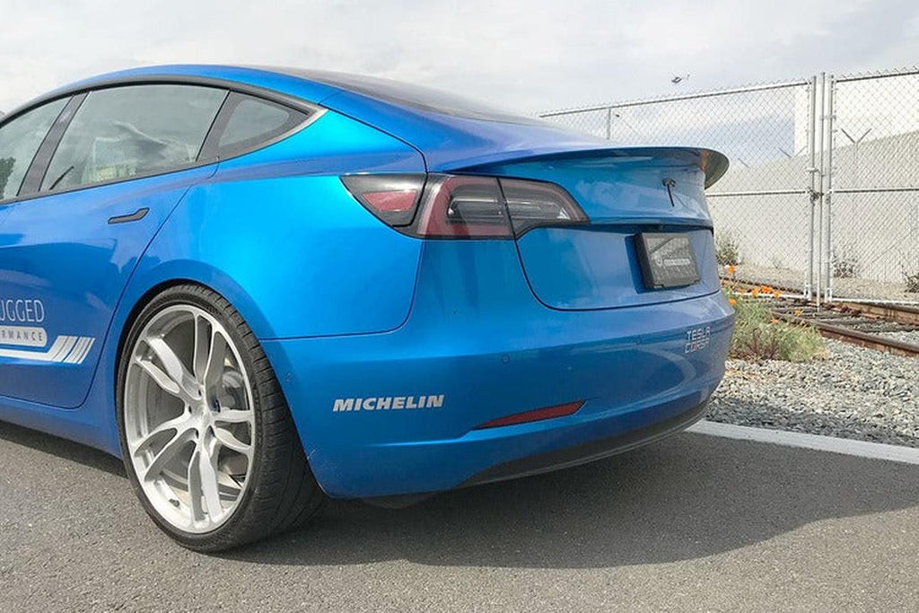 Unplugged Performance - aerodynamisk spoiler til Model 3