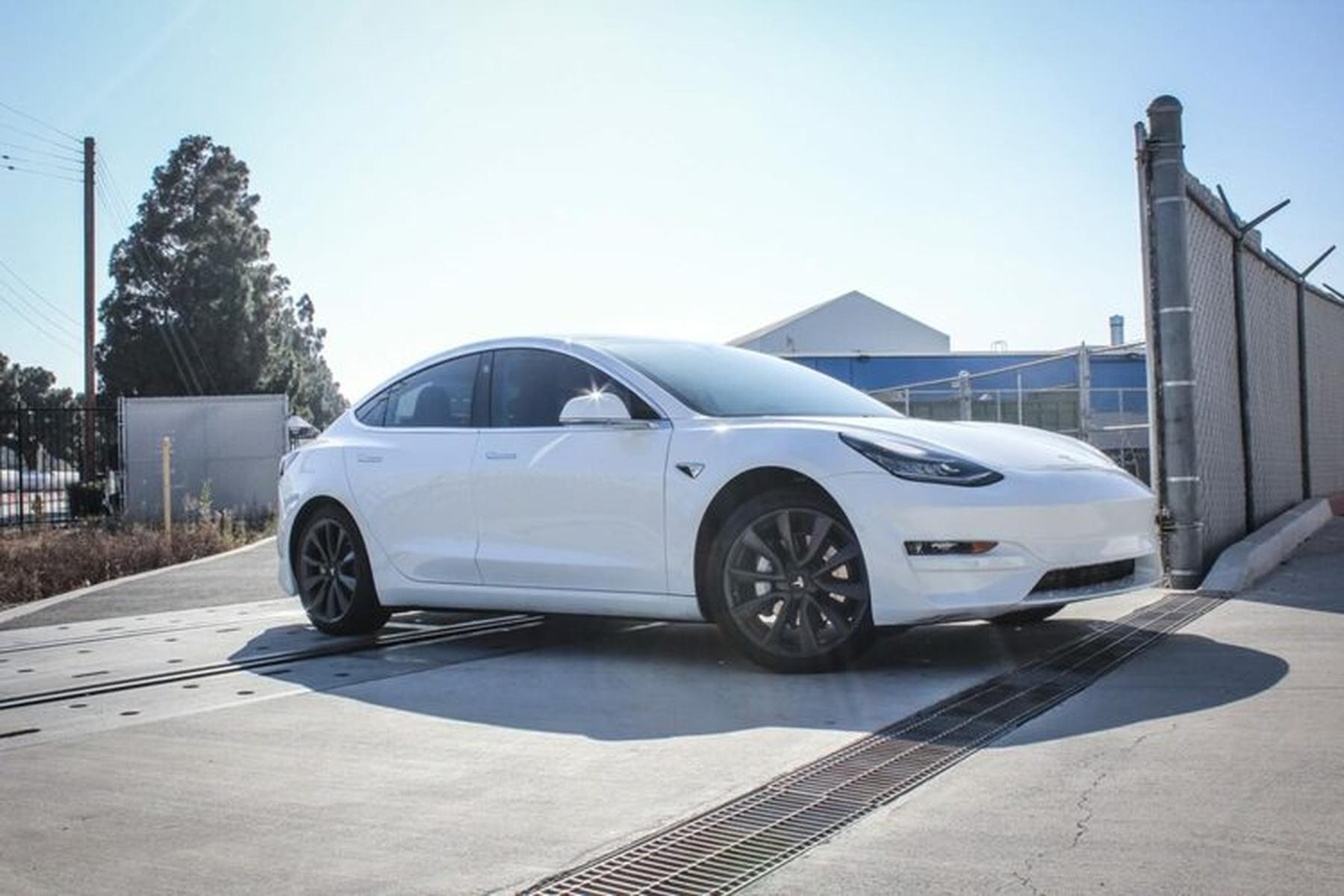 Unplugged Performance - Model 3's forside