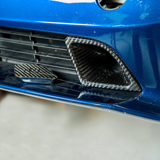 Unplugged Performance - Model S ruudullinen hiilikuituinen Racing Brake Duct Kit (edessä) 2021+.