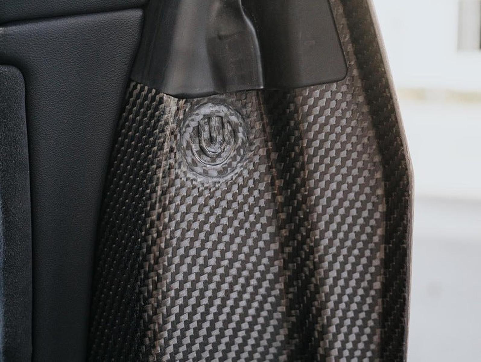 Unplugged Performance - Model 3 dörrar i kolfiber